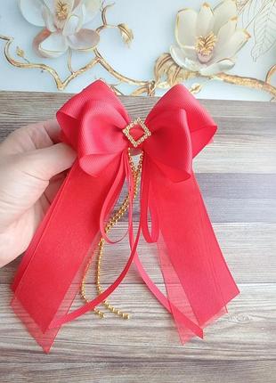 Праздничный большой красный бант на заколке