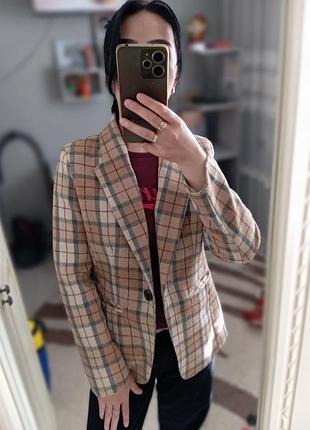 Женский стильный пиджак в клетку размер s в новом состоянии без повреждений