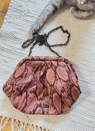 Сумка mango (mng), snake print, рожево-коричнева, з металевим ланцюжком. стильна та універсальна.