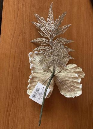 Крупный декоративный цветок магнолия