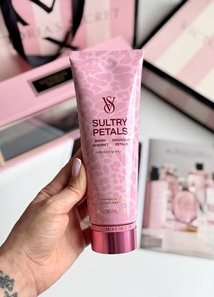 Лосьйон для тіла sultry petals victoria’s secret