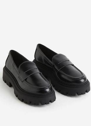 Чорні лаковані лофери h&m