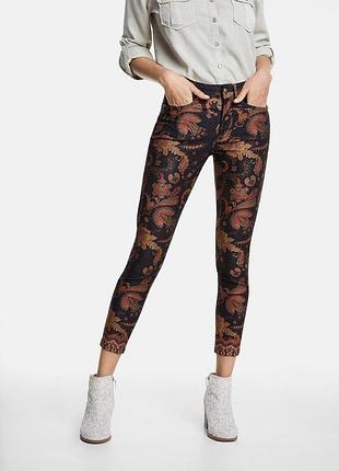Жіночі штани desigual із яскравим орнаментом у стилі boho та paisley. модель має приталений крій і добре тягнеться, за