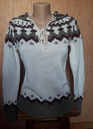 Свитер с капюшоном