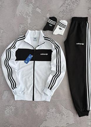 Костюм adidas: кофта штани
2 пары носков в подарок!