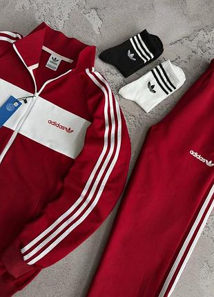 Костюм adidas: кофта штани
2 пари шкарпеток у подарунок!