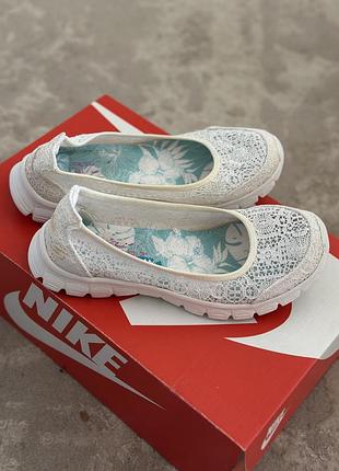 Белые кружевные балетки skechers