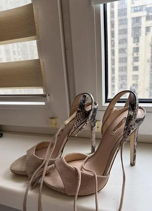 Босоножки guess на завязочках