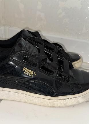 Кросівки — модель puma basket heart patent у чорному лакованому кольорі