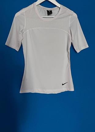 Спортивная футболка белая nike pro hypercool с перфорированными вставками