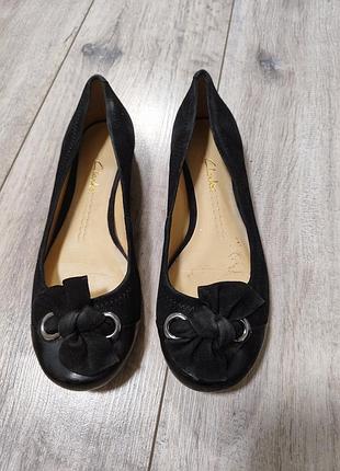 Черные замшевые балетки от clarks