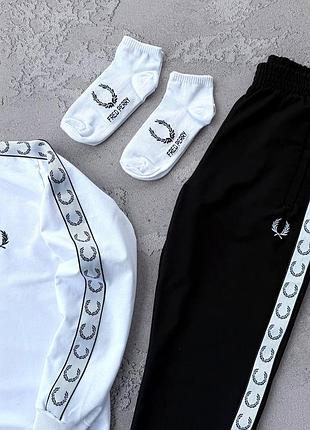 Костюм fred perry лампас: свитшот-брюки
2 пары носков в подарок!