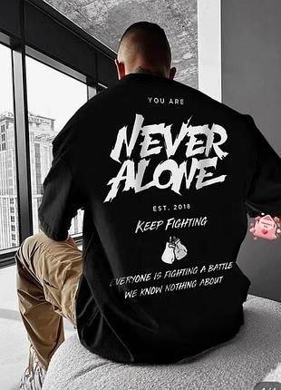 Черная принтованная футболка оверсайз never alone keep fighting