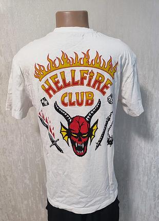 Взрослая футболка stranger things hellfire club очень странные дела события