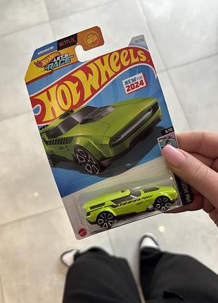 Машинка hot wheels