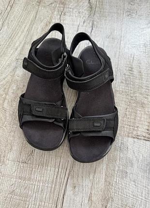 Жіночі босоніжки бренду clarks