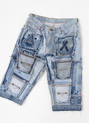 Оригінальні, джинсові шорти levis 512 coupe etroite у стильному patchwork дизайні. модель виконана зі світлого деніму з декоративними вст