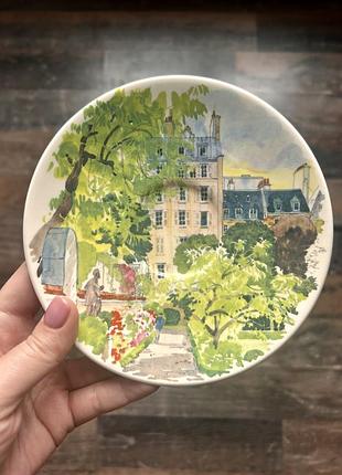 Блюдце gien з колекції paris giverny, виконана з французького фаянсу та прикрашена аквареллю фабріса мюро, що зображують сади клода моне в живерні