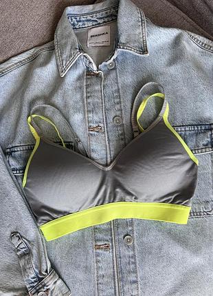 Жіночий яскравий спортивний топ із чашками від h&m