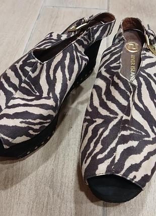 Оригінальні босоніжки river island.
