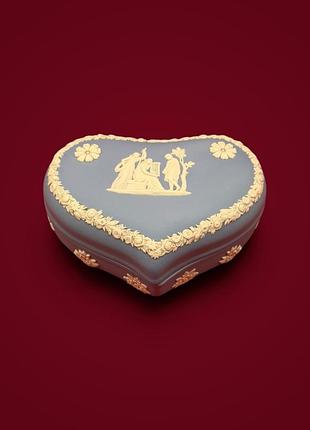 Керамічна скринька wedgwood у формі серця