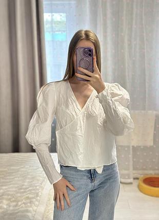 Біла блуза
