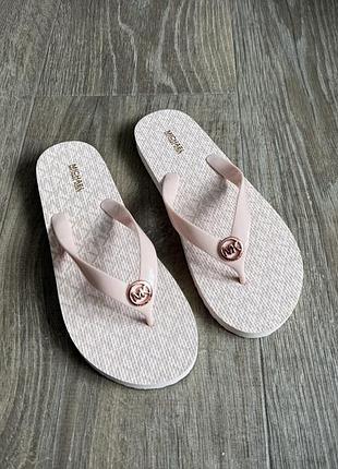 Шльопанці michael kors signature logo flip flops