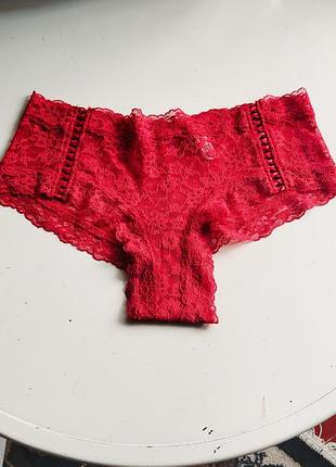 Красные кружевные женские трусики бренда victoria's secret. м