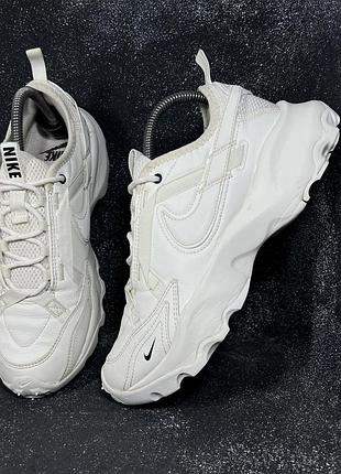 Білі жіночі кросівки nike tc 7900 white