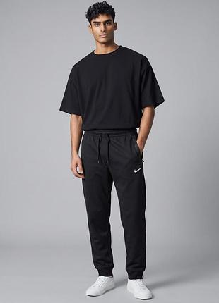 Мужские брюки nike черные манжет (белое лого вышивка