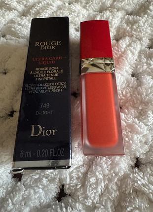 Жидкую губную помаду rouge dior ultra care liquid  в оттенке 749 d-light