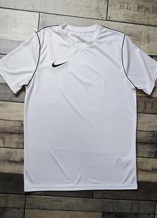 Белая тренировочная футболка nike park 20 с вышитым логотипом и черной окантовкой размер l