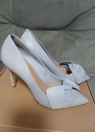 Туфли m&amp;s collection, натуральная кожа, нежно-голубой цвет. стан очень хорош, есть следы ношения на подошве. размер 39 / 79 6. аккуратный каблук.
