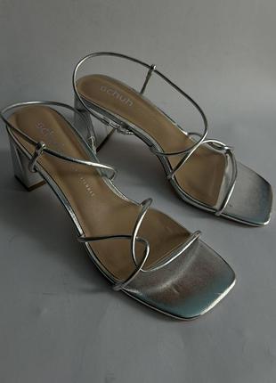 Нові жіночі босоніжки від schuh