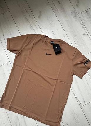 Новая мужская футболка nike с логотипом на рукаве (цвет кэмэл / мокко, размер xxl)