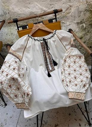 Жіноча сорочка вишиванка, блуза вишита в українському стилі з обʼємними рукавами і китицями