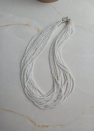 Белые бусы из бисера