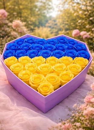 31 роза в стиле флага украины в подарочной коробке в форме сердца.