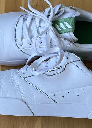 Кросівки adidas.