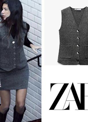 Сірий трикотажний жилет від бренду zara.
