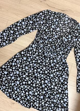 Чорна сукня з блакитним квітковим принтом від primark