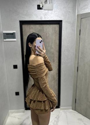Блестящий трикотажный ромпер (комбинезон с шортами) от бренда prettylittlething.