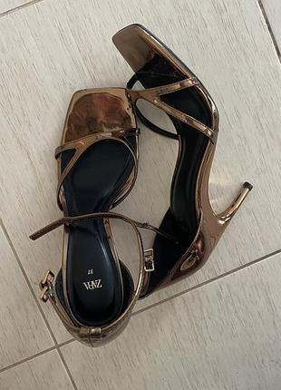 Босоніжки zara , розмір 37. каблук високий 9 см