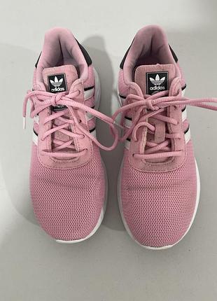Кросівки adidas для жінок/підлітків