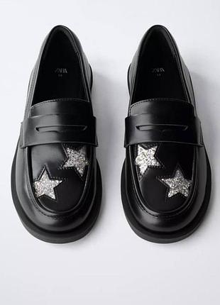 Черные лоферы бренда zara