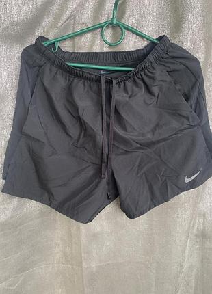 Чоловічі спортивні шорти nike