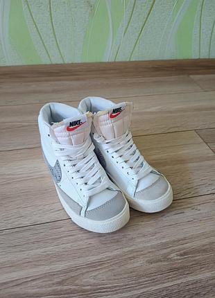 Женские кроссовки