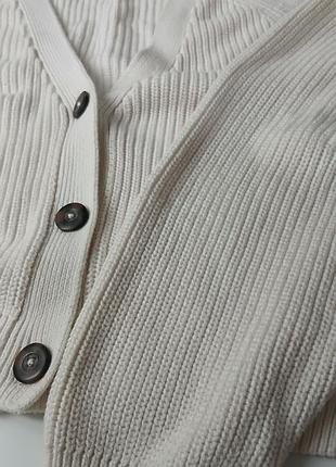 Белый кардиган вязаный