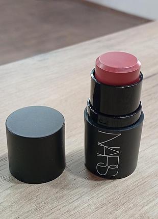 Многофункциональный кремово-пудровый сток для макияжа в оттенке dolce vita nars the multiple