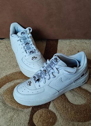 Кроссовки nike air force 1 lv8.  38.5 размер, белого цвета, из натуральной кожи